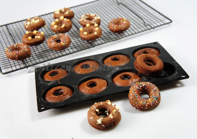 8 cell Mini Doughnut / Donut / Rum Baba Silicone Cake Baking Mould