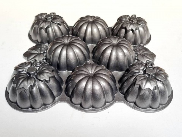 Wilton 8 cell Pumpkin Cake Pan - makes FOUR small 3D Pumpkins!