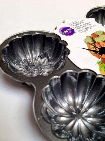 Wilton 8 cell Pumpkin Cake Pan - makes FOUR small 3D Pumpkins!