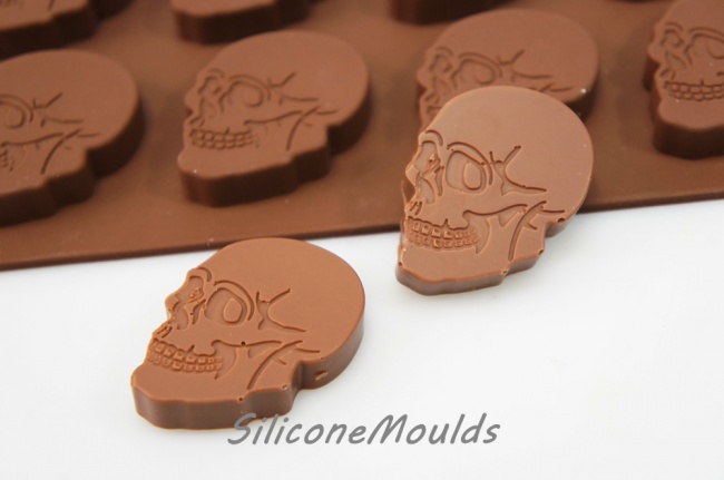 12 cell Small Skull (6.5g) Retro Novelty Silicone Chocolate / Candy Mould